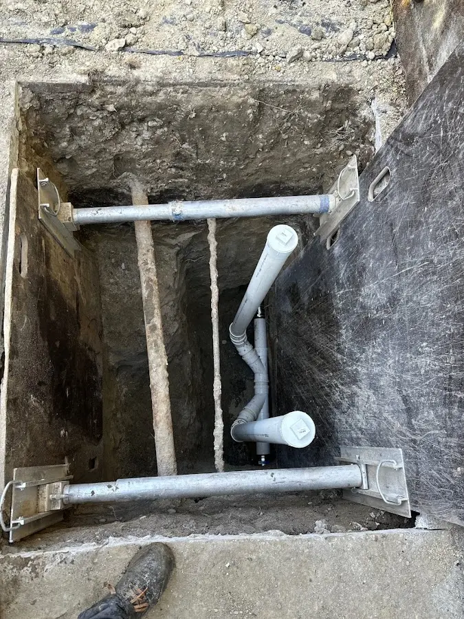 Experienced plumber completing Drain Cleaning work in Dahlgren